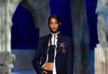 Ирина Шейк с декольте на показе Versace SS21