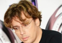 «Приятно»: Галкин в банном халатике прогулялся по саду возле замка