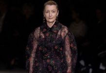 Модели всех возрастов на показе Simone Rocha в Лондоне