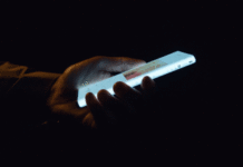 Дороже iPhone: китайская компания выпускает телефон с «обернутым» вокруг корпуса экраном