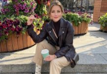 «До чего же горяча»: Михайловская из «Молодежки» в васильковом бикини сверкнула прелестями