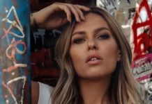 «Это же рай»: певица Дакота отдыхает на море с новым избранником