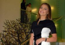 «Я знаю, что это она»: Алина Кабаева оставляет цветы на могиле мамы Ляйсан Утяшевой