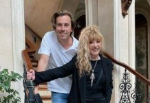 «Отхватил себе Жар-птицу!»: Пугачева предстала в ярко-красном пальто с крупными темными пуговицами