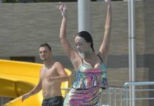 Яна Кошкина в бикини в сеточку расположилась около детского лягушатника на отдыхе в Турции