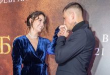 В стиле «бабушка на лавочке»: Муцениеце вслед за Малининой показала, как модно носить платок