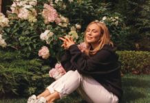 С мамой в саду: Джанабаева поделилась редкими кадрами с младшим сыном Лукой от Меладзе