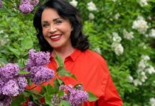 Выглядит свежо: Надежда Бабкина в классическом костюме прибыла на церемонию вручения премии