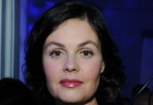 Екатерина Андреева посетила театр в юбке плиссе с лампасами и жакете с манжетами из перьев