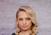 Янина Студилина блеснула на «Кинотавре» в струящемся черном платье с трендовыми цепочками