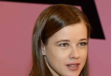 «Образ из «Стиляг»: Шпица пришла на «Кинотавр» в платье в горох с «фантастическим» корсетом