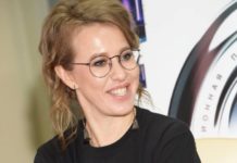 «День стал еще ярче!»: Собчак показалась в красном платье макси с рукавом «летучая мышь»