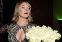 «Быстро и профессионально»: Волочкова в голубом трико показала разминку в домашнем балетном зале