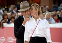 Высоцкая появилась на Венецианском фестивале в облегающем платье миди с открытой спиной