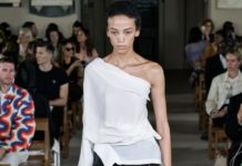 Эффект «Боттеги»? Обувь с квадратным мысом и стеганые юбки на показe A.W.A.K.E.