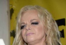 Лариса Долина блистала на своем юбилее в платье из струящегося шелка синего цвета