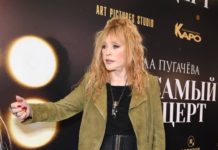 «Вкус любви»: 71-летняя Пугачева в полосатом платье и с бантом на голове спела вживую перед гостями