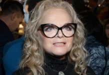 Истинная леди: Лариса Долина в белоснежном костюме оверсайз с золотым ридикюлем предстала на вечеринке