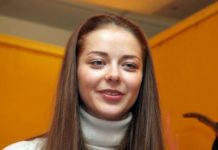 Марина Александрова предстала на шоу Ивана Урганта в алой юбке мидакси и жакете оверсайз