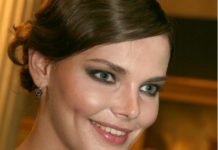 «Счастливая я»: Елизавета Боярская предстала в винтажном платье из бархата после спектакля