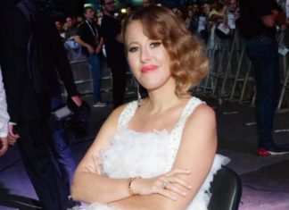 «Нравится, Платоша?»: Собчак запечатлела сына в бермудах, играющего в шикарном отеле