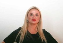 Анну Семенович и Дмитрия Губерниева застали за страстным поцелуем у ворот загородного поселка