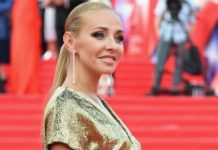 «Они такие классные!»: Навка с маленькой дочкой от Пескова посетили ферму с животными