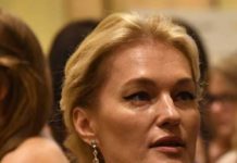 «А-ля Наташа Ростова»: Толстоганова пришла на «Кинотавр» в платье с фатиновыми вставками на рукавах