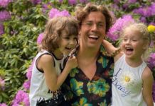 «Выучил только вчера»: Гарри Галкин поздравил сестренку стихотворением и самодельной открыткой