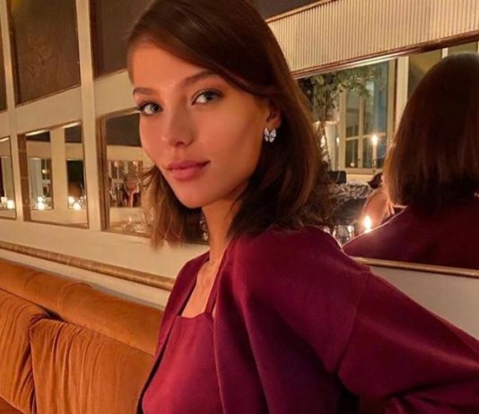 «Пикантно и органично»: Алеся Кафельникова в мини-юбке сделала модный лифтолук