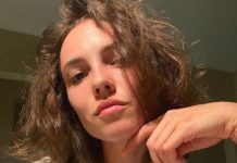 В соблазнительном мини: Стася Милославская показала стройные ноги на премьере фильма «Стрельцов»