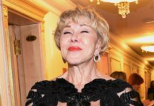 «У нас, оказывается, одинаковый размер»: 66-летняя Успенская запечатлелась в лимонном платье дочери