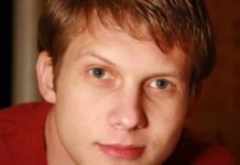 Завидный жених: Корчевников филигранно сыграл на гитаре легендарную песню «Вечная молодость»