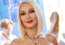 «Чудесный вечер»: Кудрявцева в белом двубортном пальто и кроссовках запечатлелась на прогулке с мужем