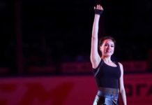 Спорт везде: 18-летняя Загитова в трико продемонстрировала растяжку на улице