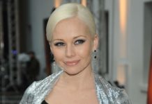 Васильев предупреждал: Корикова примерила пальто оверсайз, рисунок которого полнит