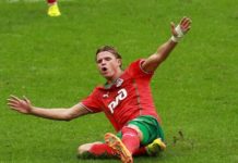 «Злостный нарушитель»: Дмитрий Тарасов запечатлелся с телефоном в руках за рулем машины