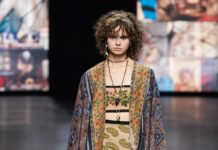 Кружево и костюмы в коллекции Dior SS21