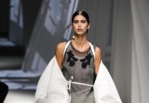 Эшли Грэм в полупрозрачном платье на показе Fendi SS21