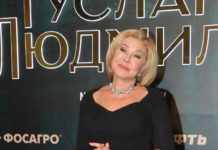 «Счастлива и свободна»: 66-летняя Успенская в алом бархатном платье с открытыми плечами появилась на ковровой дорожке