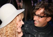 «За обедом с Аллой Пугачевой»: Галкин в белой футболке и очках запечатлелся за дружескими посиделками