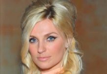 «Веселая поездочка»: Саша Савельева спела вживую для мужа прямо в авто