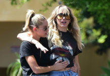 В одном стиле! Новый выход Майли Сайрус с девушкой