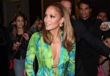 Тебе понравится! В каком образе Джей Ло пришла на вечеринку после показа Versace?