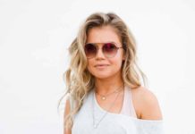 На лодке, катамаране и камнях: Мария Ивакова едва успевала менять купальники на отдыхе в Турции