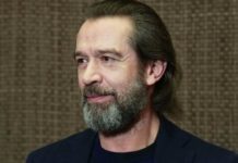 «Прошлый сезон был непростым»: Машков повысил зарплаты актерам «Табакерки»