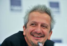 В карамельных тонах: Богомолов оделся в одном стиле с дочкой на прогулке в парке