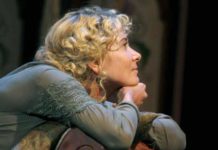 «Невероятная дерзость»: 47-летняя Высоцкая в купальнике на тесемках блеснула тонкой талией