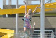 Яна Кошкина едва не засветила нижнее белье на фотографии в микроплатье с красными розами