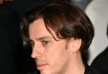 «С Царевной-лягушкой»: Галкин показал искусственный пруд с кувшинками возле своего замка